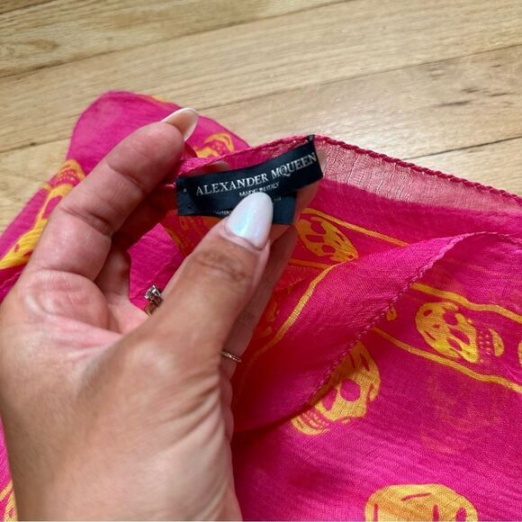 Alexander McQueen Classic Skull Print Silk Scarf - Picture 4 of 5